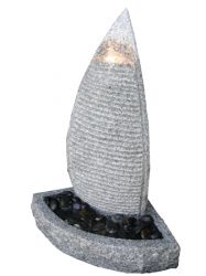 Fontana in granito a forma di vela